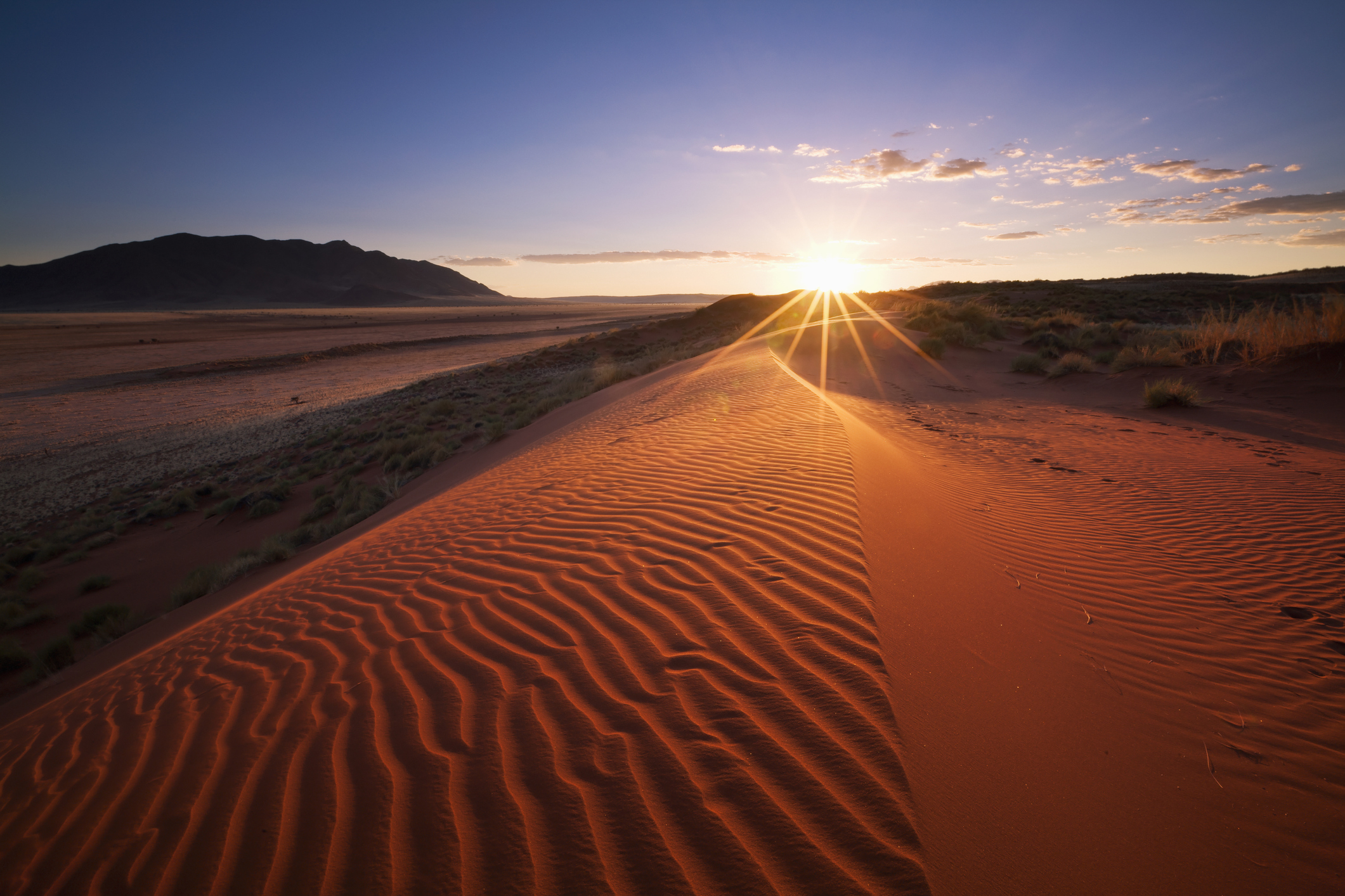 Atardecer en la reserva de namibrad en namibia