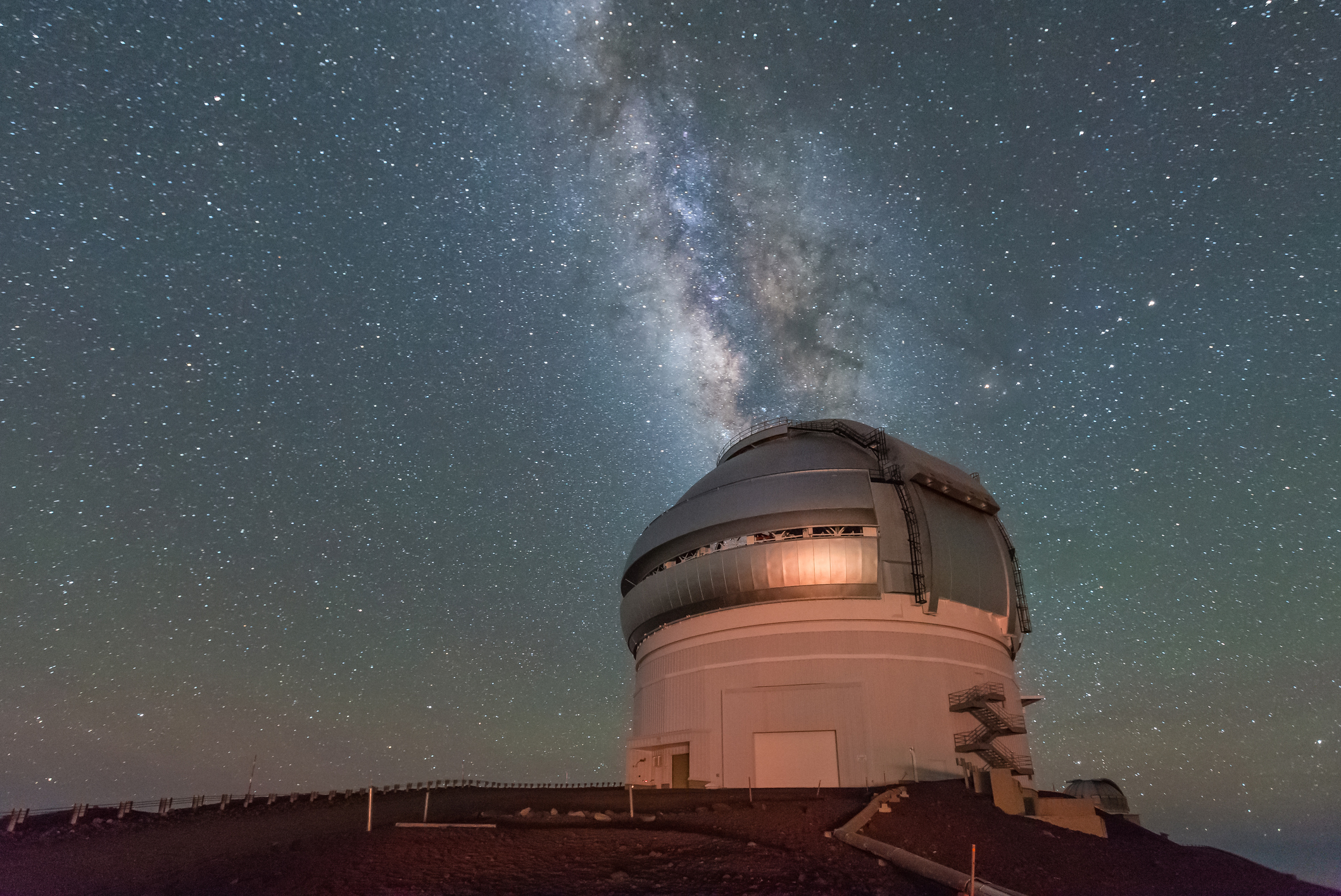 telescopio y via láctea en mauna kea hawai